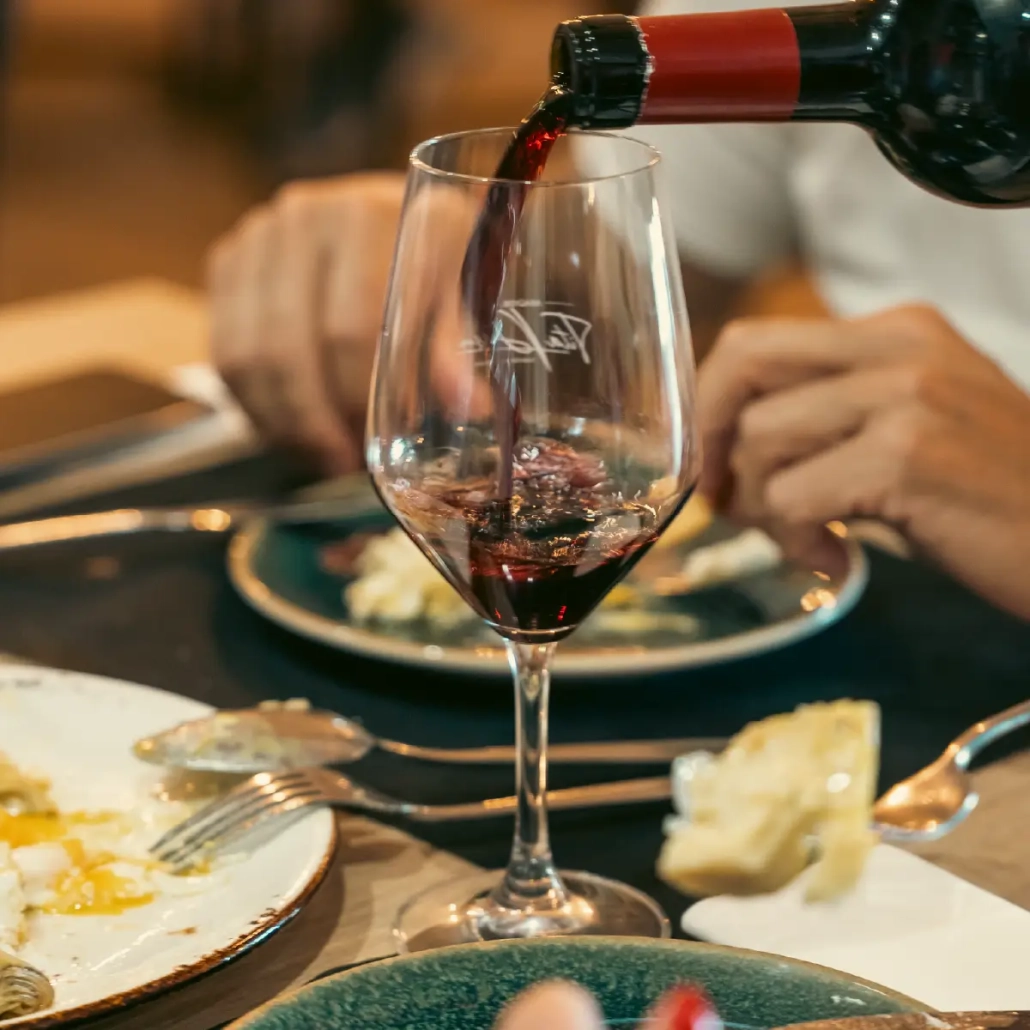 Celebración de bautizos en Malaga Copa de vino llenándose